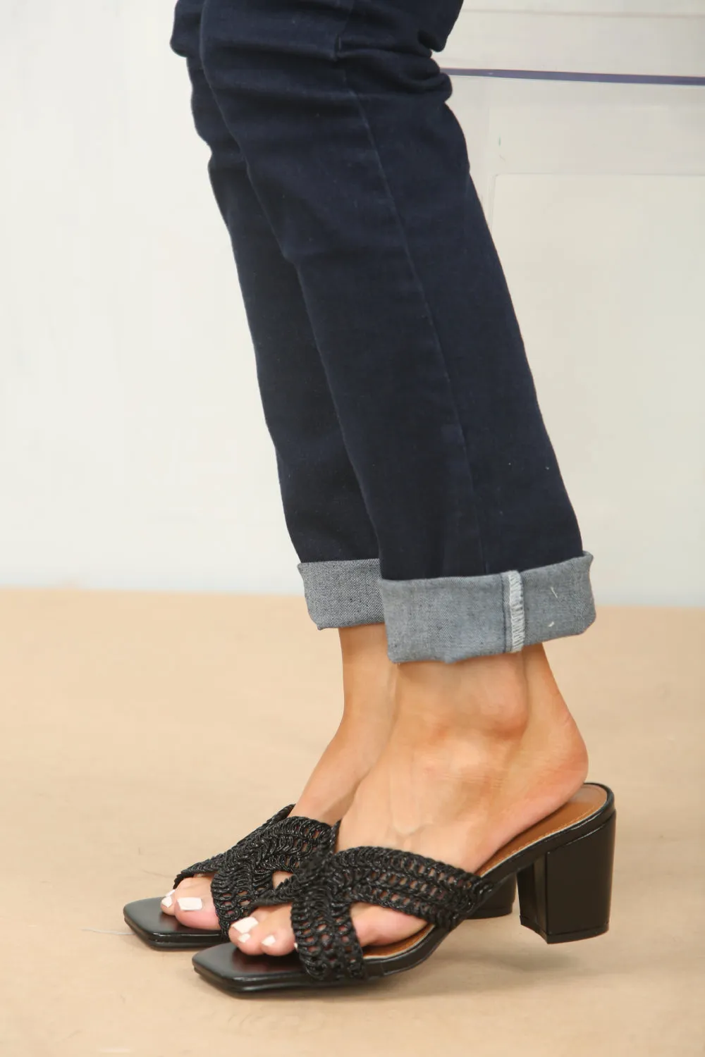 KNITTED BLOCK HEEL MULES IN BLACK