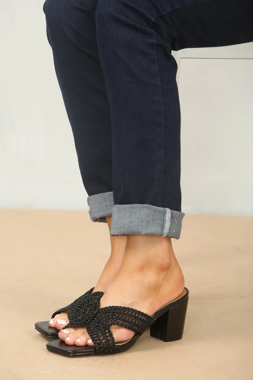 KNITTED BLOCK HEEL MULES IN BLACK