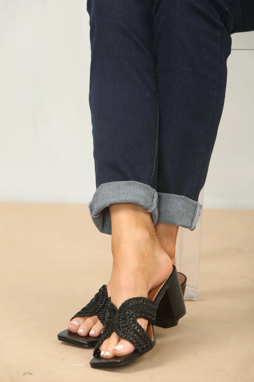 KNITTED BLOCK HEEL MULES IN BLACK